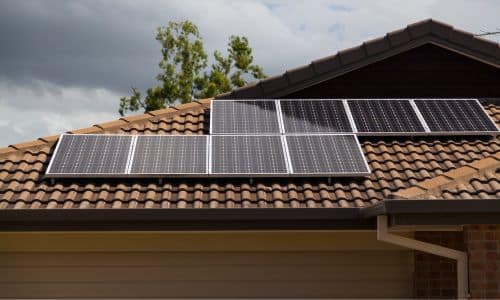 photo d'un toit avec cellules photovoltaiques en autoconsommation