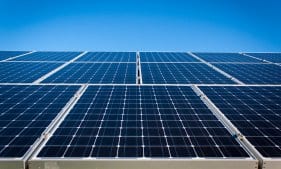 photo du ciel et de panneaux solaires